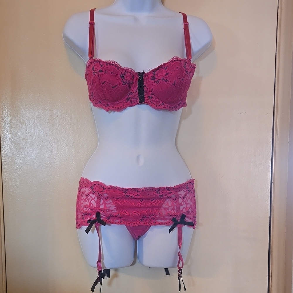 Pink And Black Accented Lacey Lingerie Set. 36B/Medium. Bra Straps Detach.